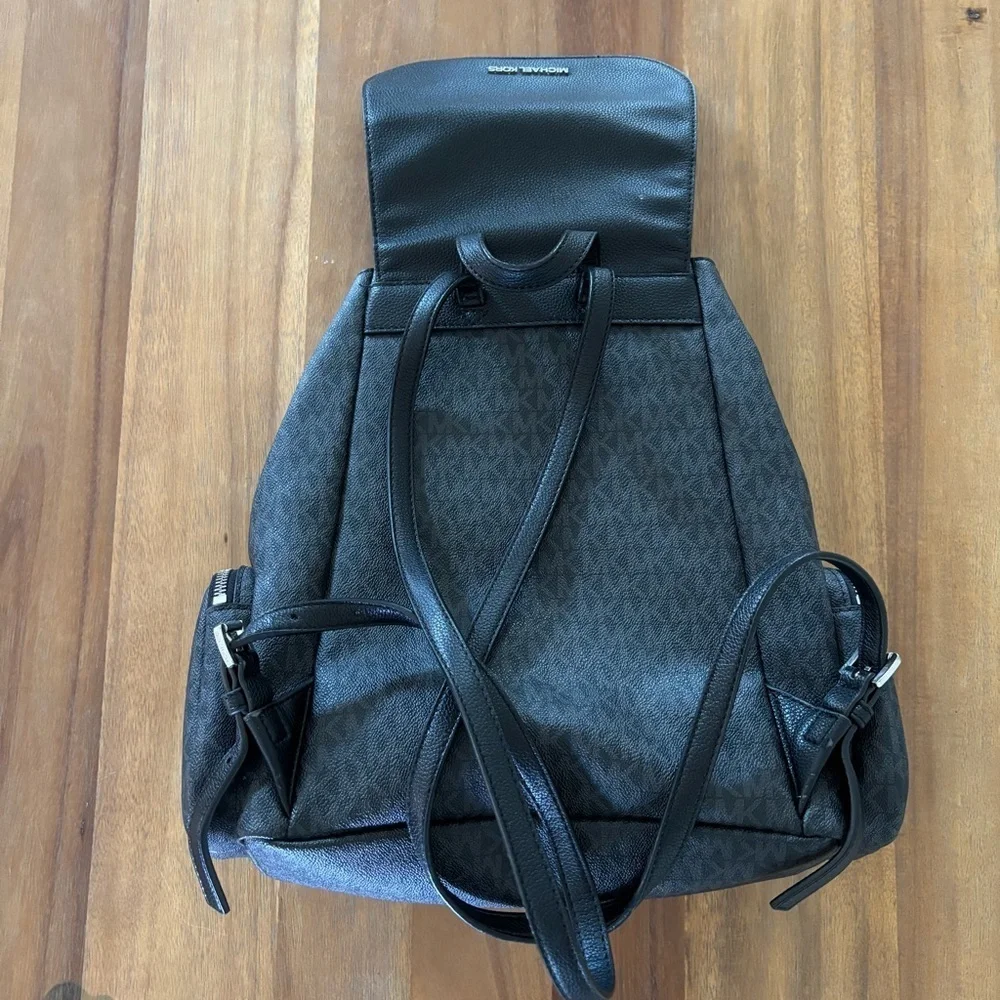 MICHAEL KORS Abbey LG Cargo Backpack in Black